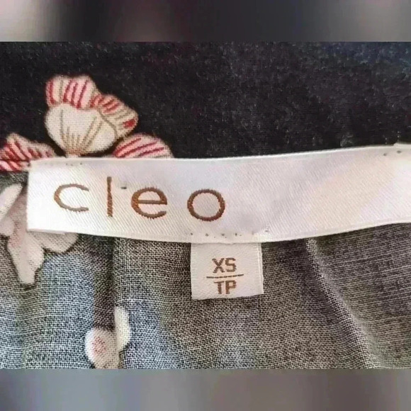 Cleo Women's XS Blouse with  Flowered Design - Picture 3 of 7